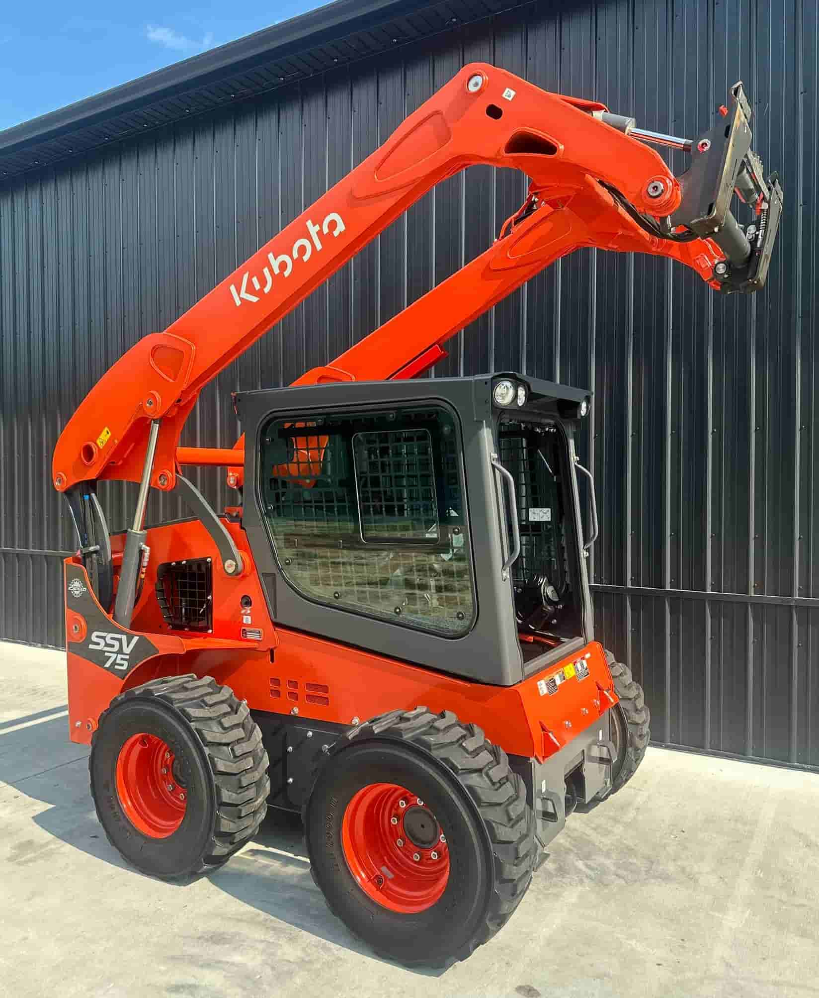 2023 KUBOTA SSV75 LIKE NEW
